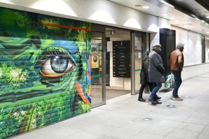 Momento de la bajada de la trapa para siempre de El Corte Inglés de Constitución en Valladolid.-J. M. LOSTAU