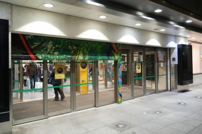 Momento de la bajada de la trapa para siempre de El Corte Inglés de Constitución en Valladolid.-J. M. LOSTAU