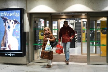 Momento de la bajada de la trapa para siempre de El Corte Inglés de Constitución en Valladolid.-J. M. LOSTAU