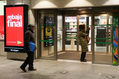 Momento de la bajada de la trapa para siempre de El Corte Inglés de Constitución en Valladolid.-J. M. LOSTAU