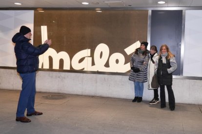 Momento de la bajada de la trapa para siempre de El Corte Inglés de Constitución en Valladolid.-J. M. LOSTAU