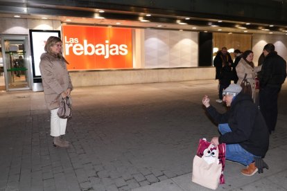 Momento de la bajada de la trapa para siempre de El Corte Inglés de Constitución en Valladolid.-J. M. LOSTAU