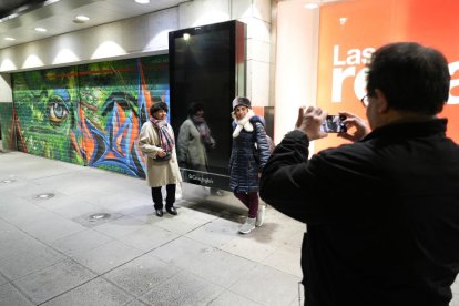 Nuevo selfie de otra familia como recuerdo en elúltimo día en El Corte Inglés de Constitución en Valladolid.-J. M. LOSTAU