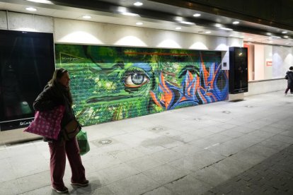 Momento de la bajada de la trapa para siempre de El Corte Inglés de Constitución en Valladolid.-J. M. LOSTAU
