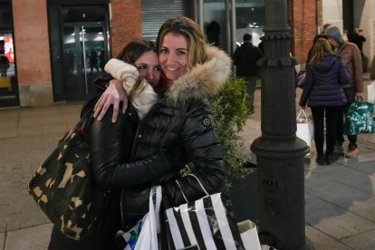 Dos trabajadoras de El Corte Inglés de Constitución en Valladolid se despiden en el último día del centro.-J. M. LOSTAU