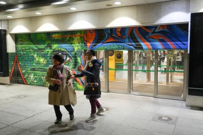 Momento de la bajada de la trapa para siempre de El Corte Inglés de Constitución en Valladolid.-J. M. LOSTAU
