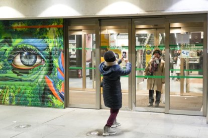 Momento de la bajada de la trapa para siempre de El Corte Inglés de Constitución en Valladolid.-J. M. LOSTAU
