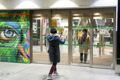 Momento de la bajada de la trapa para siempre de El Corte Inglés de Constitución en Valladolid.-J. M. LOSTAU