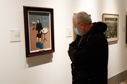 Un hombre contempla la obra de Manolo Sierra. | J. M.LOSTAU