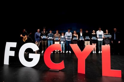 El Acrobática Valladolid con sus diferentes galardones junto a los presidentes de la española y la territorial. / EL MUNDO