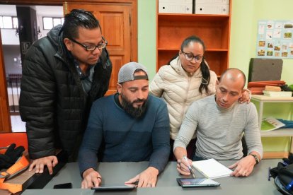 Los nicaragüenses reasentados en Medina de Rioseco para trabajar en una plantación fotovoltaica de Villalba de los Alcores durante su formación online. -J.M. LOSTAU