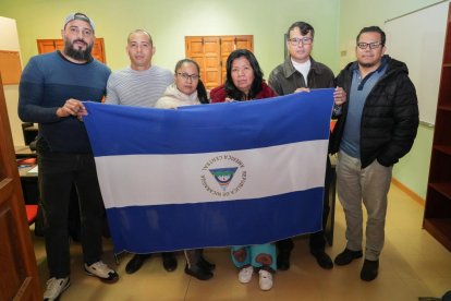 Los nicaragüenses reasentados en Medina de Rioseco para trabajar en una plantación fotovoltaica de Villalba de los Alcores. -J.M. LOSTAU