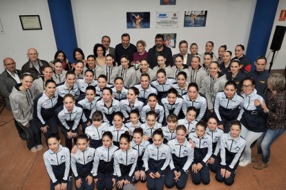 Laura López Valle, el alcalde Puente, el concejal Bustos y el director general de Deportes Sánchez-Guijo y las sirenas del Fabio Nelli y España, en el homenaje en Parquesol.PHOTOGENIC