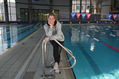Laura López Valle en la piscina de Parquesol que llevará su nombre. / J. M. LOSTAU