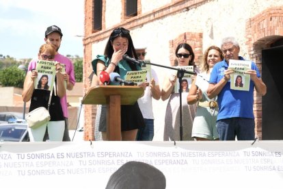 La hermana de Esther López, Inés, emocionada en la concentración en Traspinedo. -J.M. LOSTAU