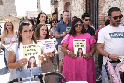 Concentración en Traspinedo en recuerdo de Esther López. -J.M. LOSTAU