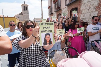 Concentración en Traspinedo en recuerdo de Esther López. -J.M. LOSTAU