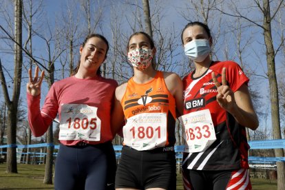 Integrantes del podio absoluto femenino en el XXXVII Cross de las Doce Uvas. / PHOTOGENIC