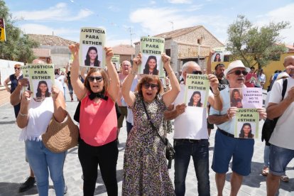 Concentración en Traspinedo en recuerdo de Esther López. -J.M. LOSTAU