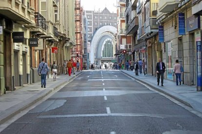 Una imagen singular captada ayer de la calle López Gómez habitualmente saturada de tráfico.-J. M. Lostau