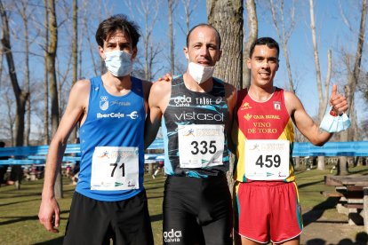 Podio absoluto masculino en el XXXVII Cross de las Doce Uvas. / PHOTOGENIC