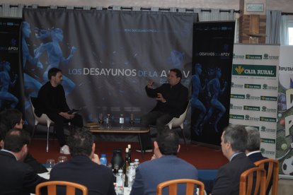 Eusebio Sacristán en 'Los Desayunos de la APDV'. / M. G. EGEA