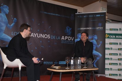 Eusebio Sacristán en 'Los Desayunos de la APDV'. / M. G. EGEA