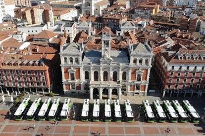 Auvasa presenta los nuevos nuevos autobuses. -E. M.