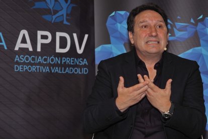 Eusebio Sacristán en 'Los Desayunos de la APDV'. / M. G. EGEA