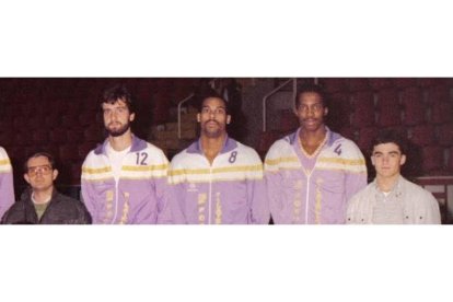 Fórum Filatélico de la campaña 85-86 con Julio Torres (12) y Paco García (derecha). EL MUNDO