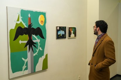 Un hombre observa ‘Pájaro espada’. PHOTOGENIC