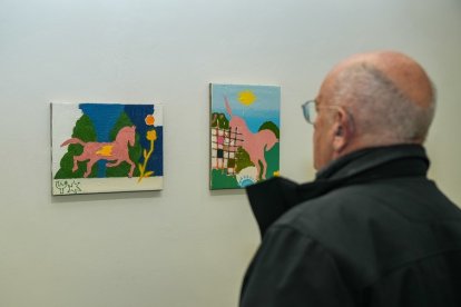 Un hombre contempla ‘El caballo y la flor’ y ‘El salto’. PHOTOGENIC