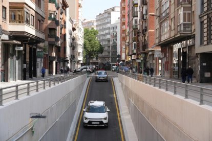 Tras meses de obras  y continuos retrasos el paso de Panaderos se abrió al tráfico, pero las reformas siguen. J.M. LOSTAU