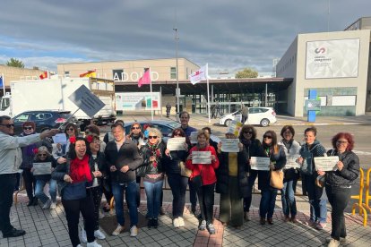 Leticia Pérez / ICAL . Concentración de funcionarios de la Justicia para recibir a la ministra del ramo, Pilar Llop, que asiste a la primera Cumbre Internacional de Mediación Empresarial. -E.M.
