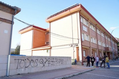 Pintadas de esvásticas y penes en las instalaciones del CEIP Teresa Íñigo de Toro de Valladolid.- ICAL