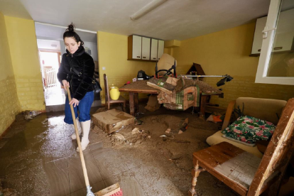 Limpieza de las casas inundadas tras la crecida del Cega. Photogenic/Miguel Ángel Santos.