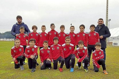 Entrenadores y jugadores del equipo benjamín A.