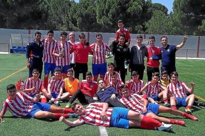 Los jugadores cadetes celebran el ascenso de categoría.