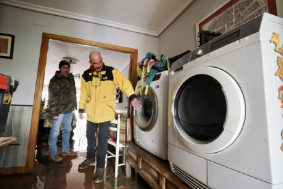 Limpieza de las casas inundadas tras la crecida del Cega. Photogenic/Miguel Ángel Santos.
