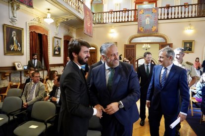 El presidente de las Cortes de Castilla y León, Carlos Pollán, acompañado del vicepresidente de la Junta, Juan García-Gallardo y el consejero de Industria, Mariano Veganzones, en la exposición 'Memories'.- ICAL