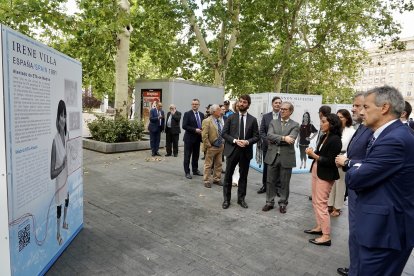 El presidente de las Cortes de Castilla y León, Carlos Pollán, acompañado del vicepresidente de la Junta, Juan García-Gallardo y el consejero de Industria, Mariano Veganzones, en la exposición 'Memories'.- ICAL