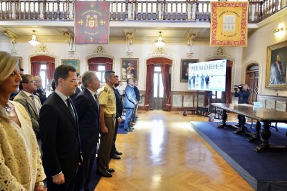 El presidente de las Cortes de Castilla y León, Carlos Pollán, acompañado del vicepresidente de la Junta, Juan García-Gallardo, la teniente de alcalde, Irene Carvajal, y el consejero de Industria, Mariano Veganzones, en la exposición 'Memories'.- ICAL