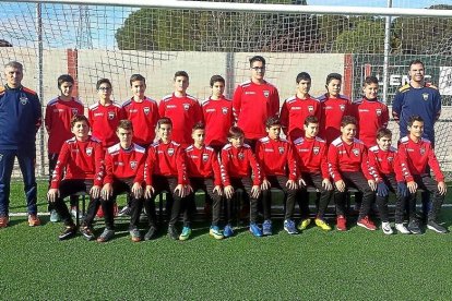 Plantilla y el cuerpo técnico del Atlético Tordesillas infantil posando en el campo de Las Salinas.