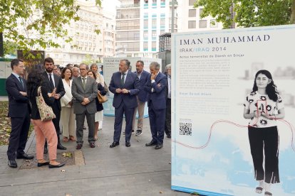 El presidente de las Cortes de Castilla y León, Carlos Pollán, acompañado del vicepresidente de la Junta, Juan García-Gallardo y el consejero de Industria, Mariano Veganzones, en la exposición 'Memories'.- ICAL