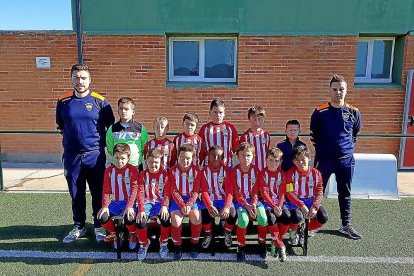 Entrenadores y jugadores del Tordesillas benjamín B.