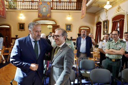 El presidente de las Cortes de Castilla y León, Carlos Pollán, acompañado del vicepresidente de la Junta, Juan García-Gallardo y el consejero de Industria, Mariano Veganzones, en la exposición 'Memories'.- ICAL