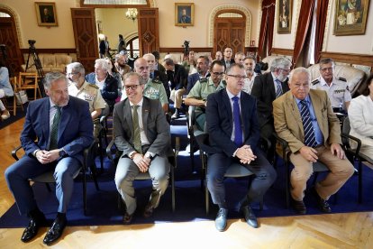 El presidente de las Cortes de Castilla y León, Carlos Pollán, acompañado del vicepresidente de la Junta, Juan García-Gallardo y el consejero de Industria, Mariano Veganzones, en la exposición 'Memories'.- ICAL