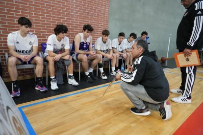 Raúl López habla a sus jugadores en un tiempo muerto de la final. J. M. LOSTAU