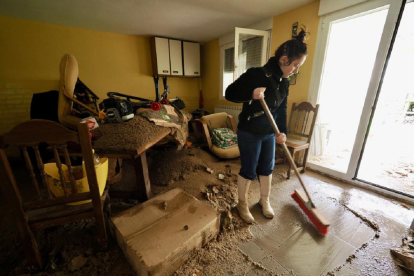 Limpieza de las casas inundadas tras la crecida del Cega. Photogenic/Miguel Ángel Santos.