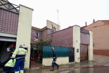 Limpieza de las casas inundadas tras la crecida del Cega. Photogenic/Miguel Ángel Santos.